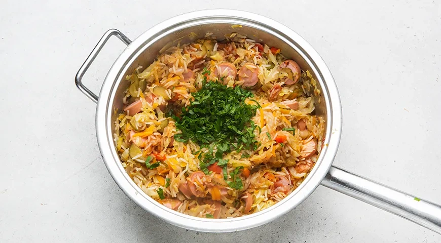 Домашняя солянка с капустой, рисом и сосисками: шаг 8
