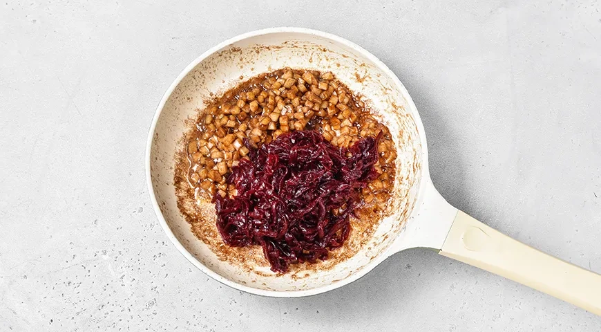 Дрожжевые пирожки со свеклой и яблоками на сковороде: шаг 8