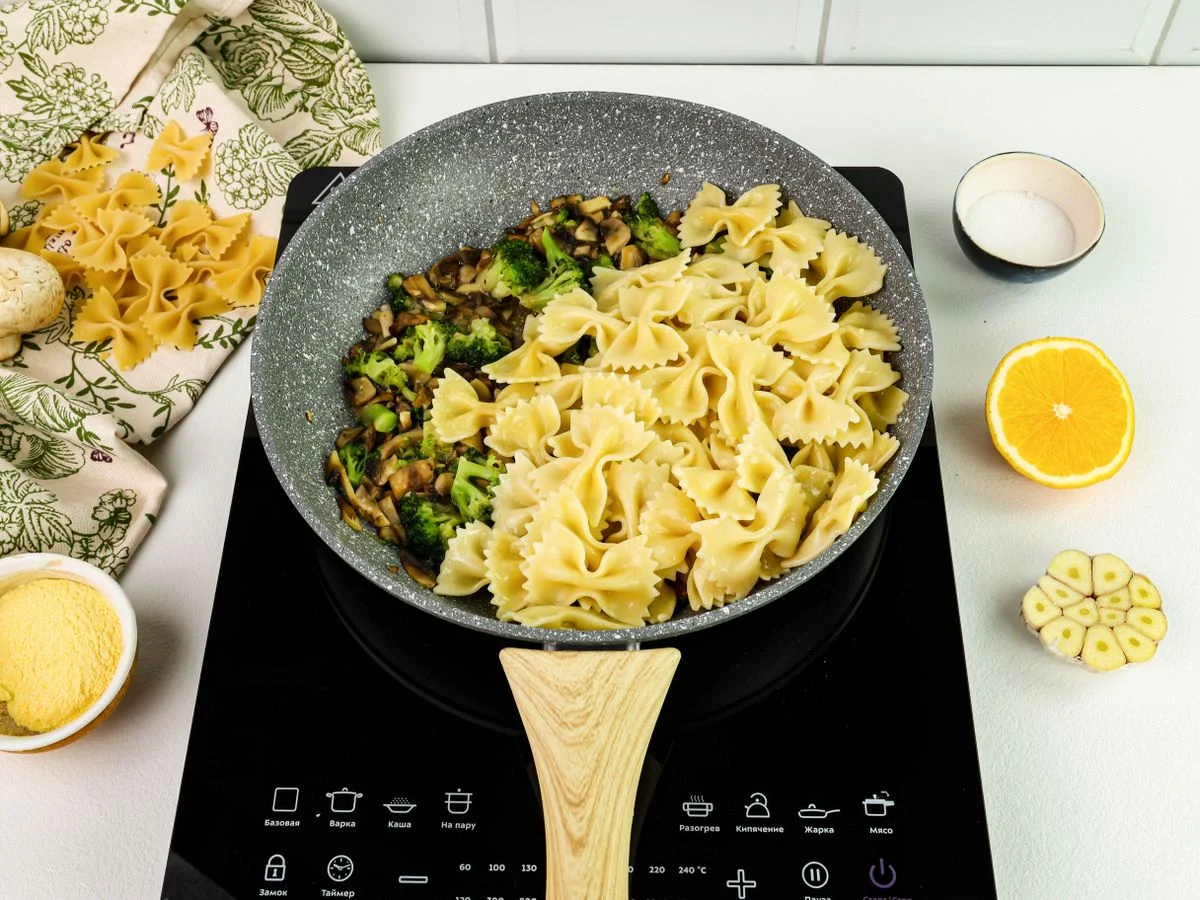 Шаг 8: Фарфалле с брокколи и шампиньонами в сливочно-цитрусовом соусе