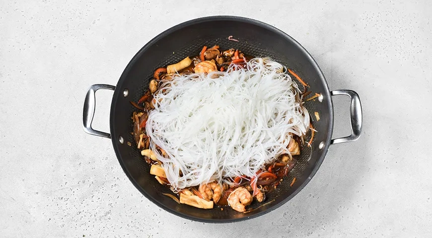 Фунчоза с морепродуктами и овощами: шаг 8