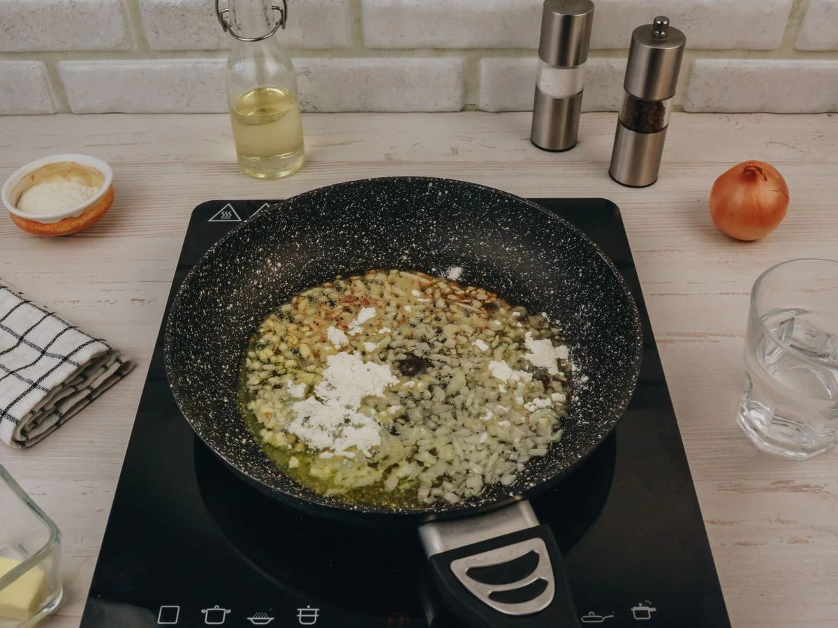 Шаг 8: Гречанники в сметанном соусе