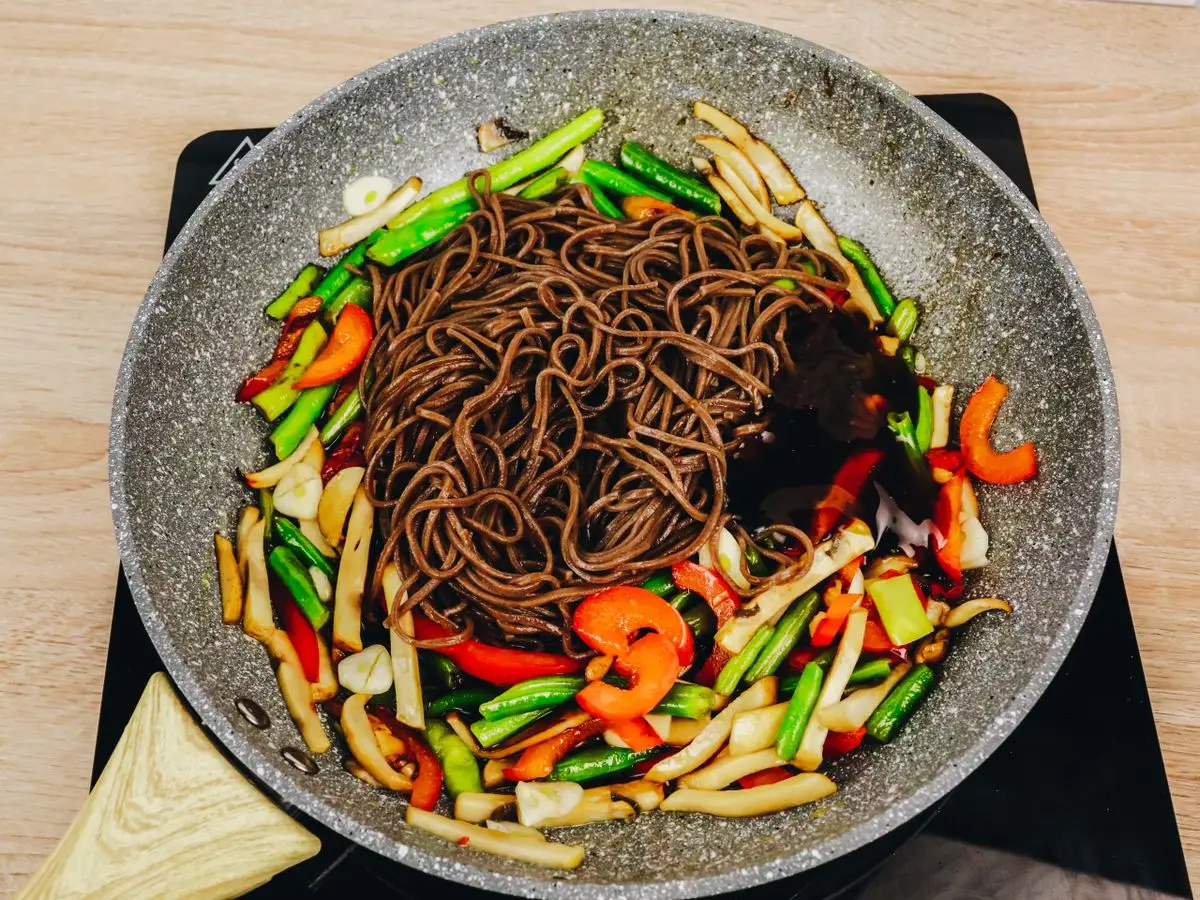 Шаг 8: Гречневая лапша с овощами и грибами