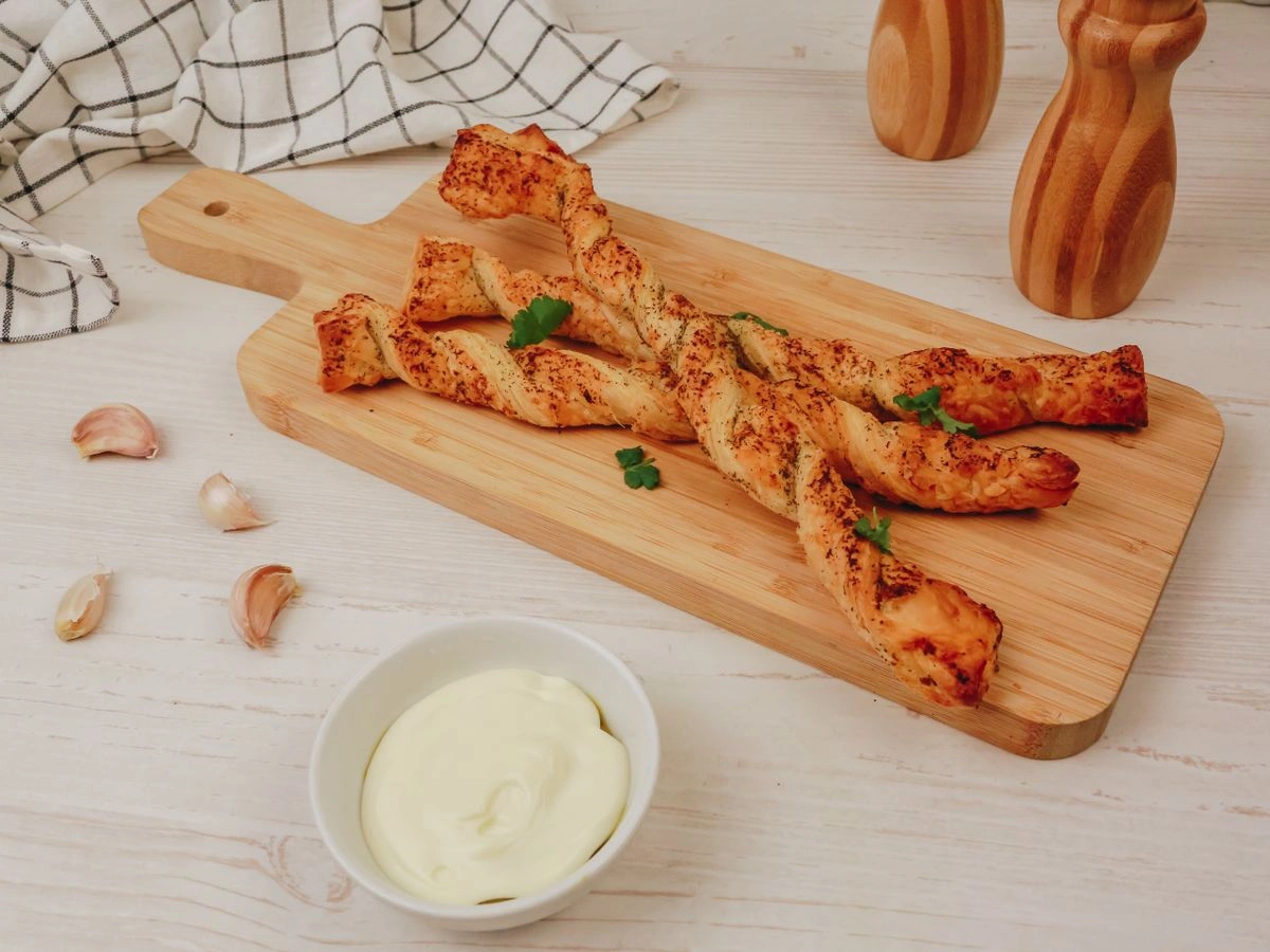 Шаг 8: Гриссини с чесночным маслом