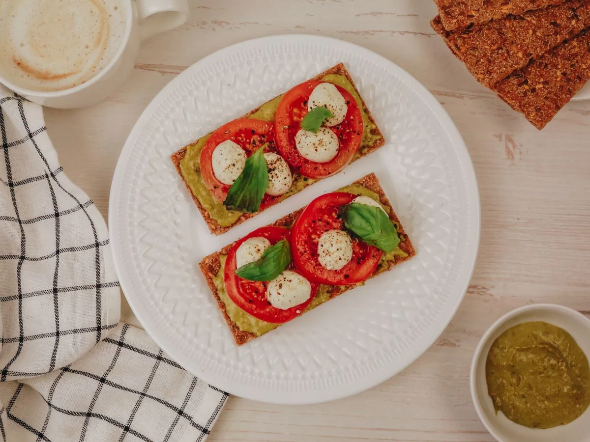 Шаг 8: Хлебцы «Капрезе» с томатами «Пинк Парадайз»