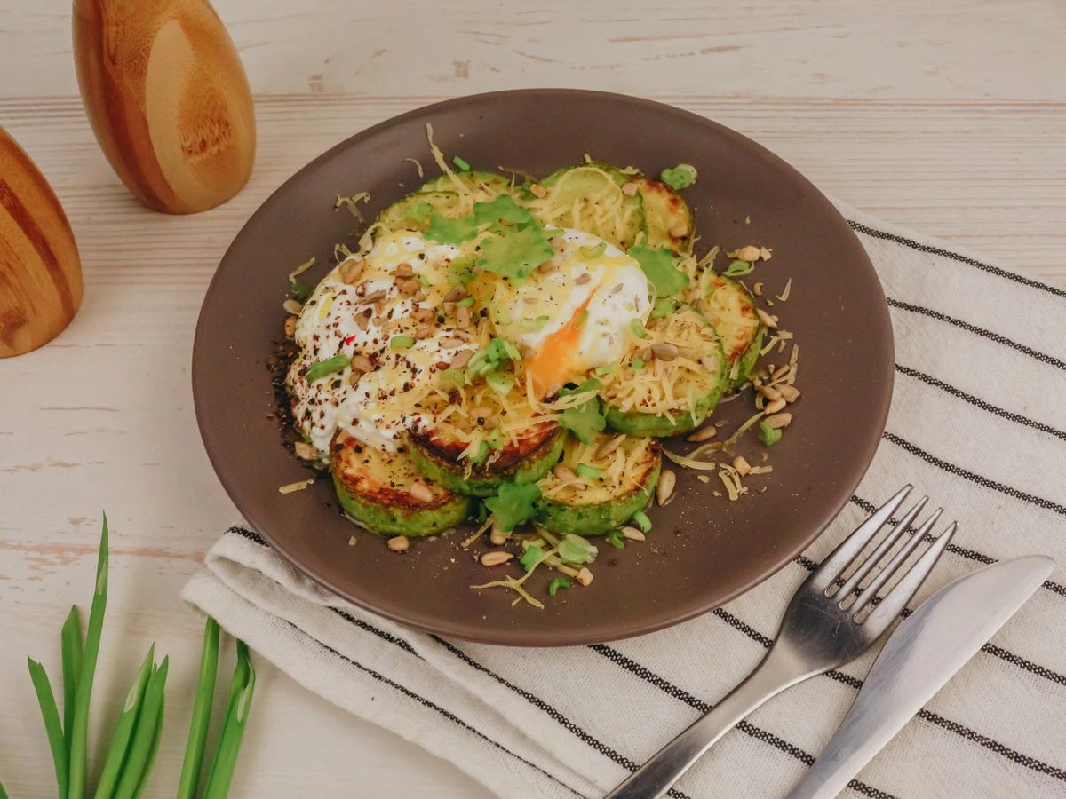 Шаг 8: Кабачок с яйцом пашот