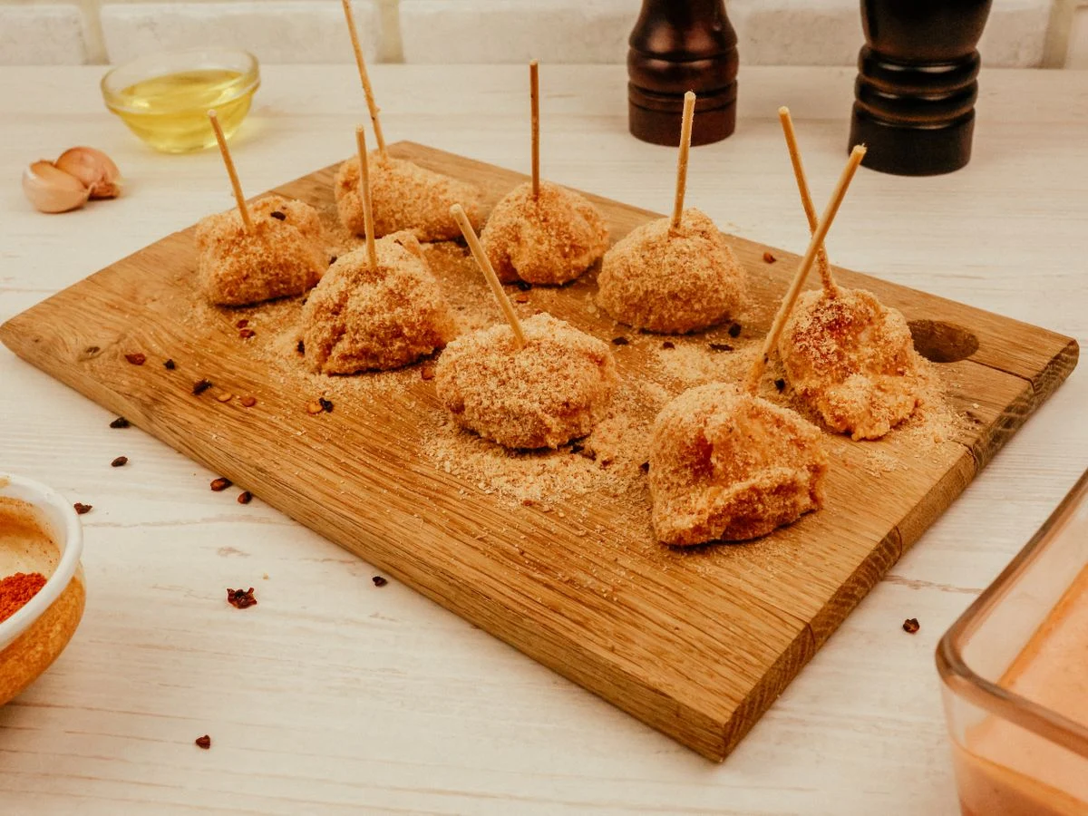 Шаг 8: Канапе с курицей и черносливом, обжаренные в панировочных сухарях