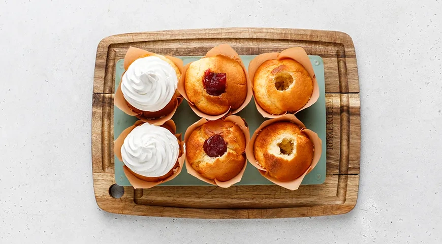 Капкейки с начинкой внутри, украшенные кремом: шаг 8