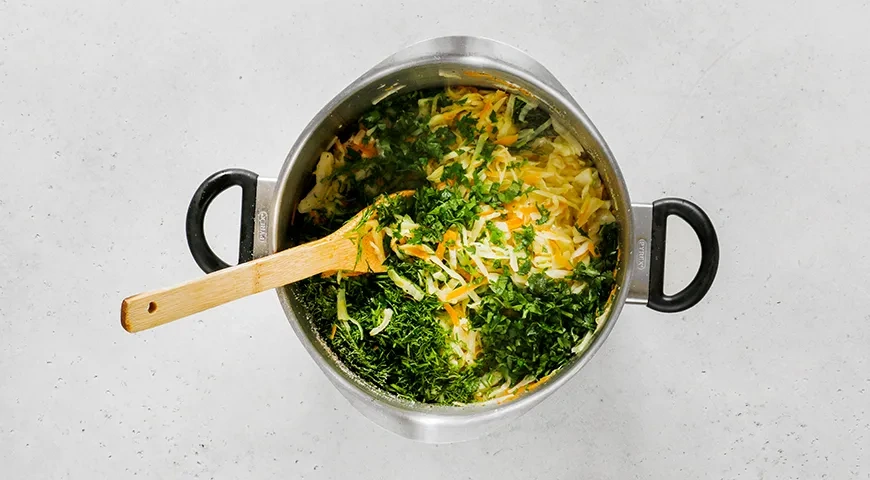 Капуста с луком и морковкой на сковороде по-домашнему: шаг 8