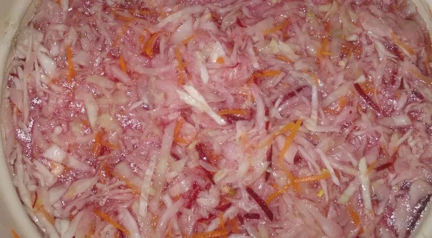 Капуста в остром маринаде со свёклой и морковью: шаг 8