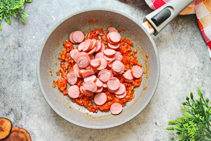 Шаг 8: Капустная солянка с со с и с кой