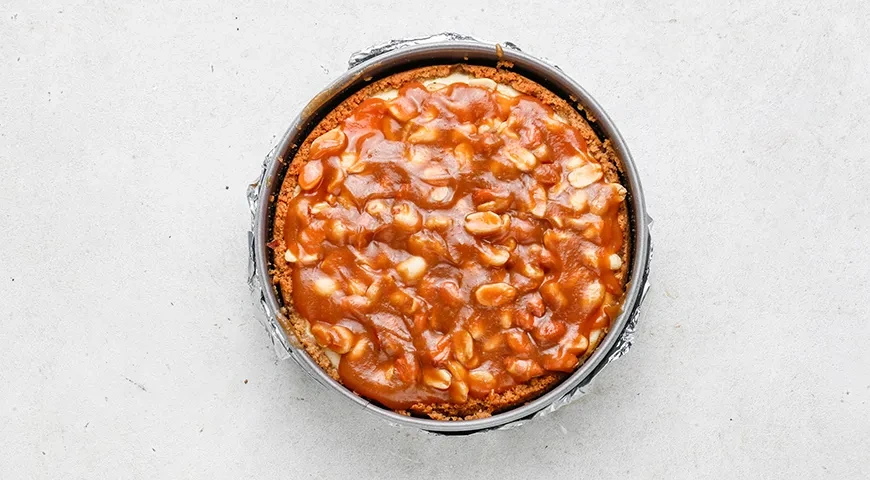 Карамельный чизкейк с арахисом: шаг 8