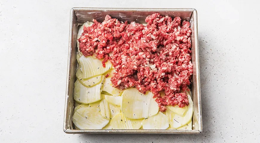Картофельная запеканка с фаршем и овощами под сыром: шаг 8