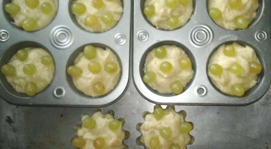 Мини-кексы с виноградом: шаг 8