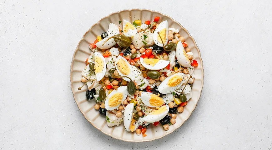 Классический салат с отварной рыбой: шаг 8