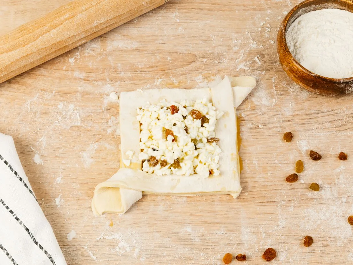 Шаг 8: Конвертики с творогом и изюмом