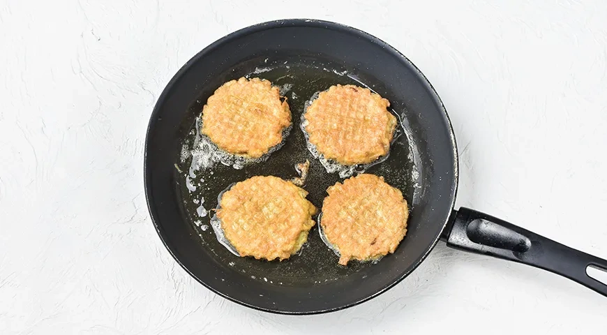 Котлеты в вафельных коржах: шаг 8