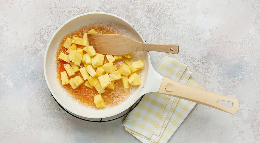 Кукурузные блинчики с куркумой и карамелизованными ананасами: шаг 8