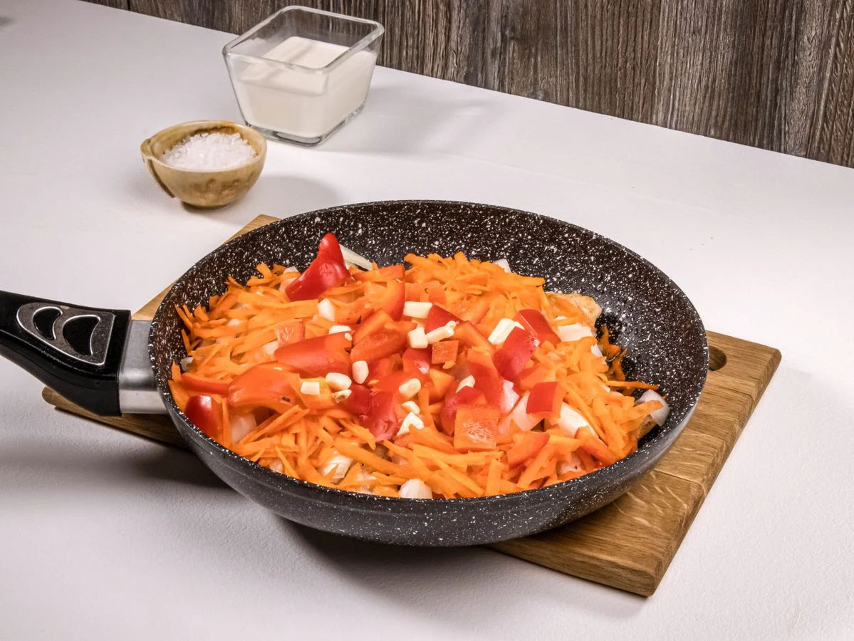 Шаг 8: Куриное филе с овощами в сливочном соусе