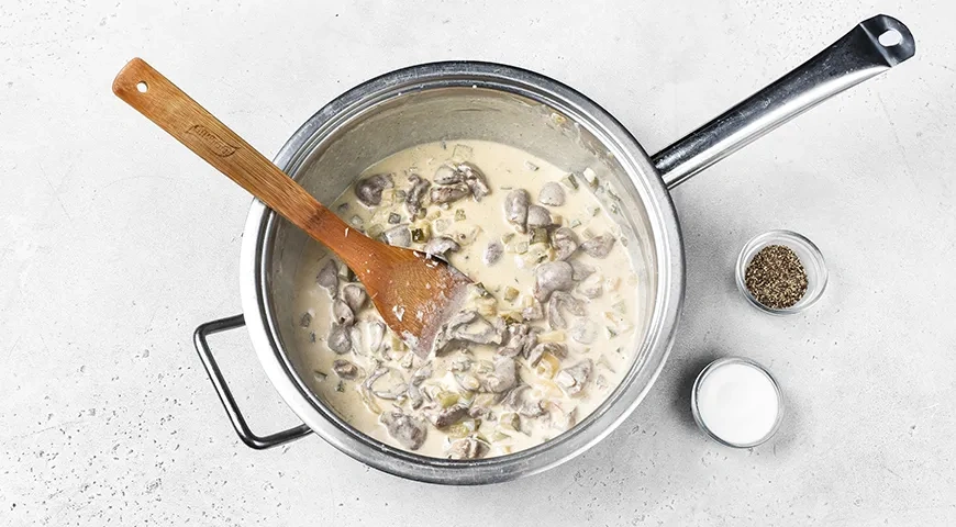 Куриные сердечки, тушенные с солёными огурцами и сметаной: шаг 8