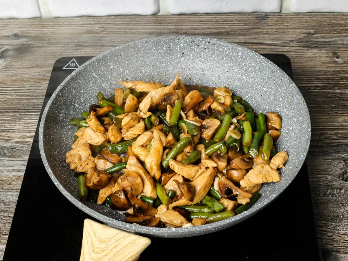 Шаг 8: Курица со стручковой фасолью и шампиньонами
