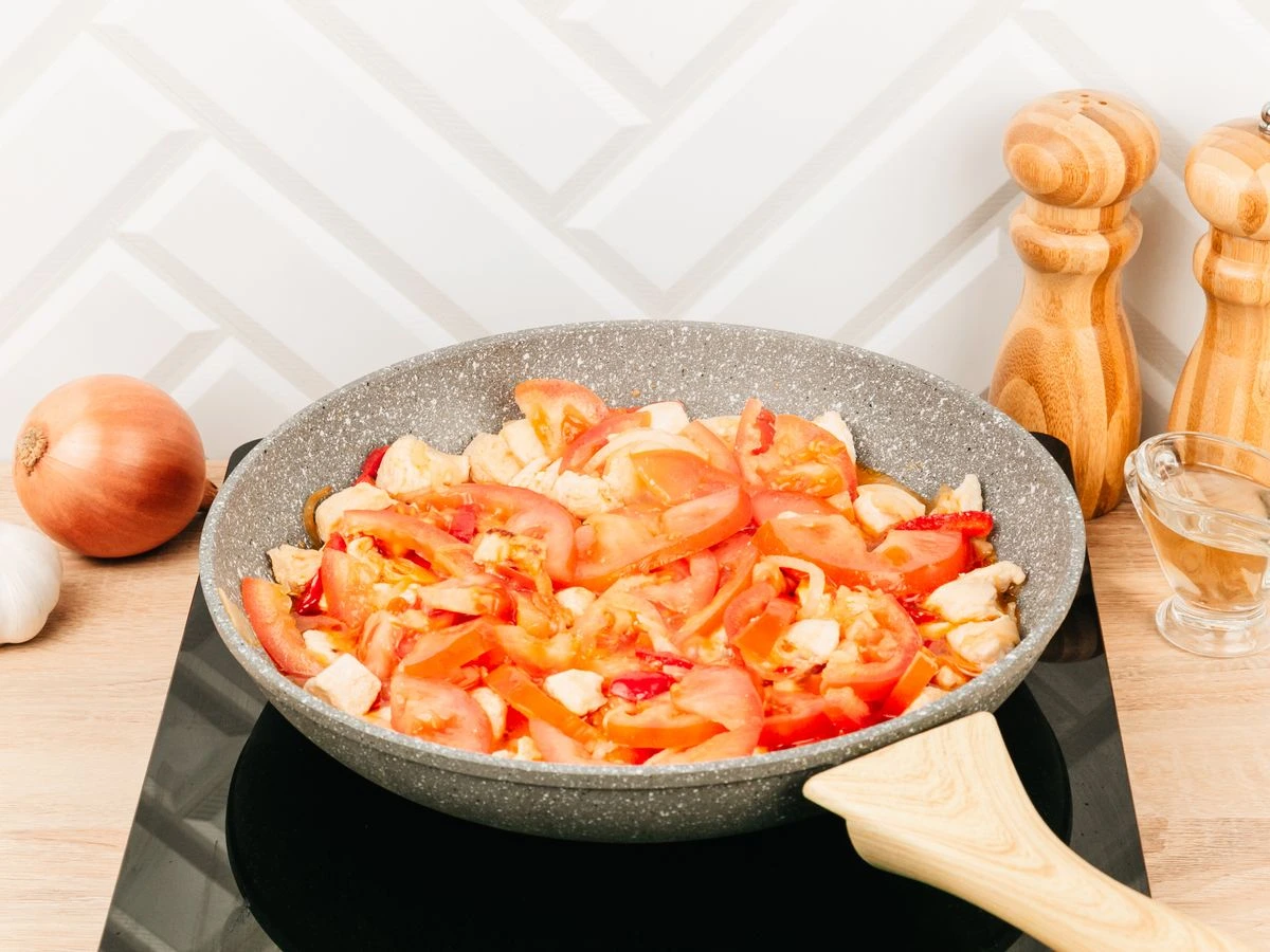 Шаг 8: Курица тушёная с овощами