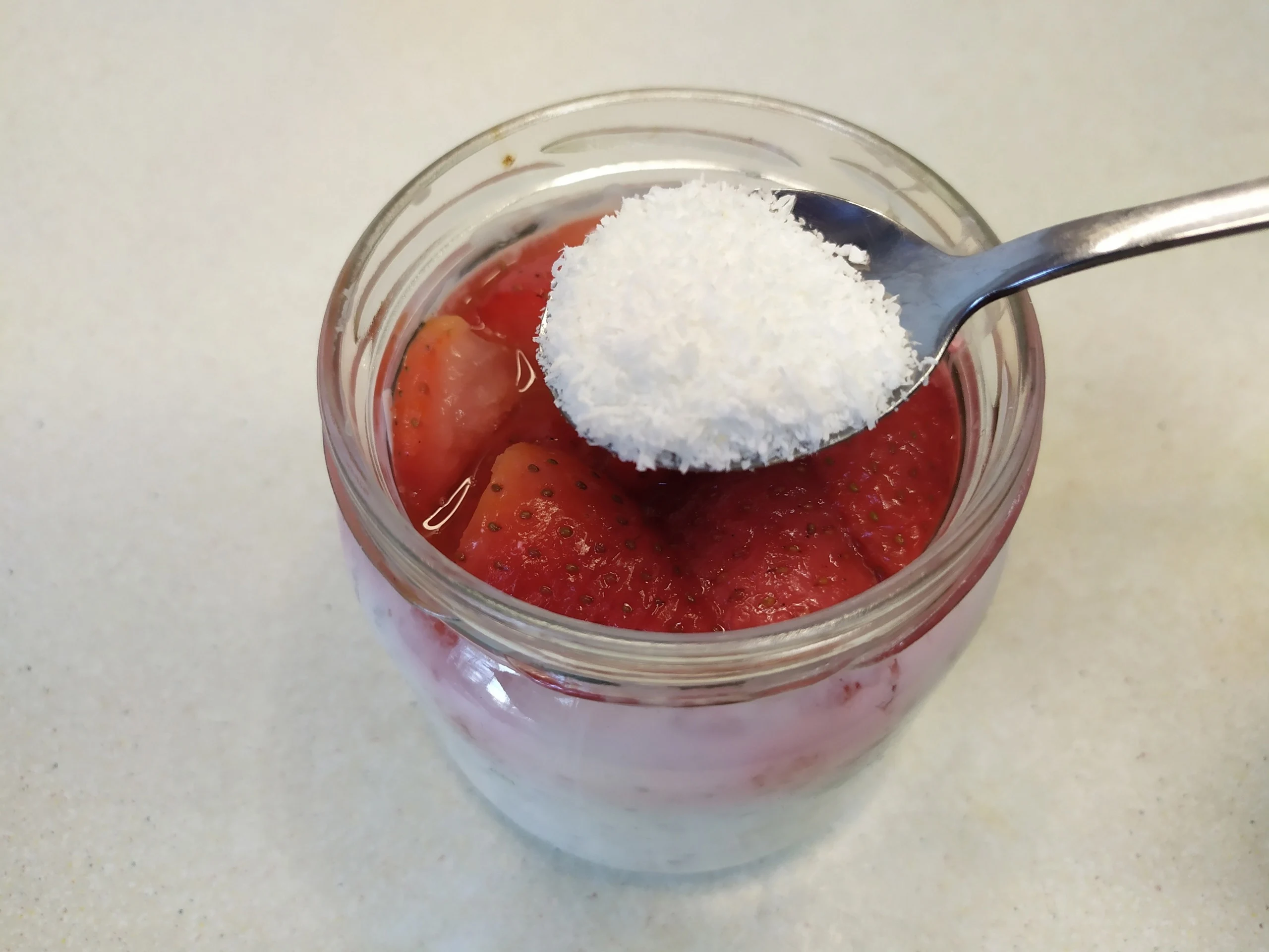 Шаг 8: Ленивая овсянка с клубникой