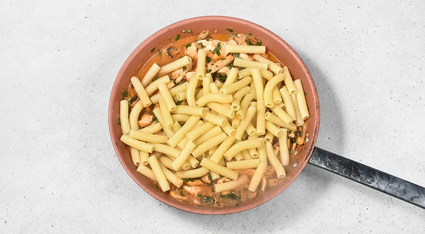 Макароны с курицей и грибами на сковороде: шаг 8