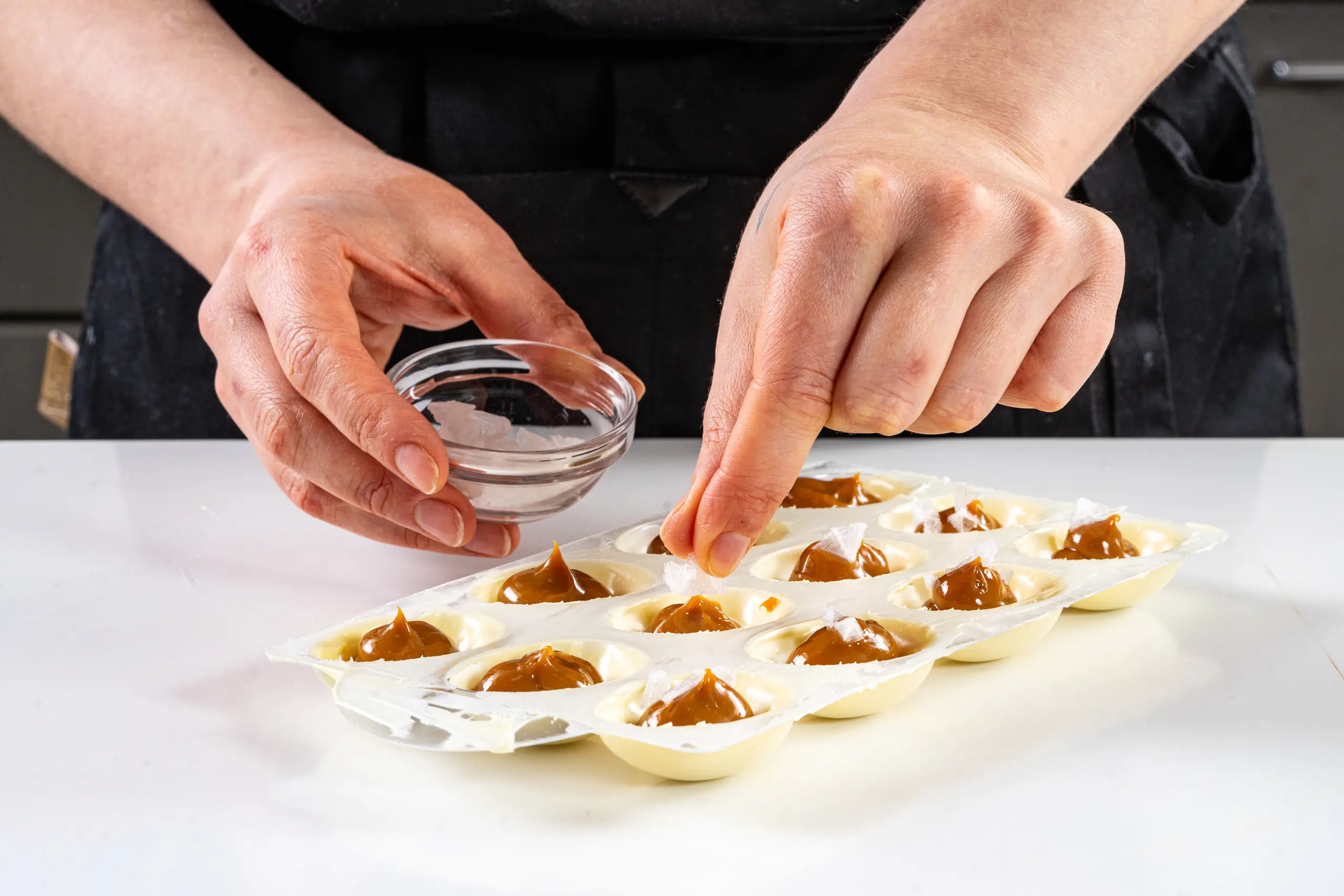 Шаг 8: Маленькие шоколадные яйца с соленой карамелью