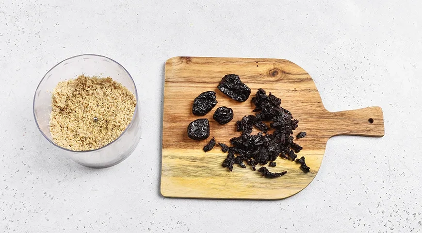 Медовик с черносливом и грецкими орехами: шаг 8