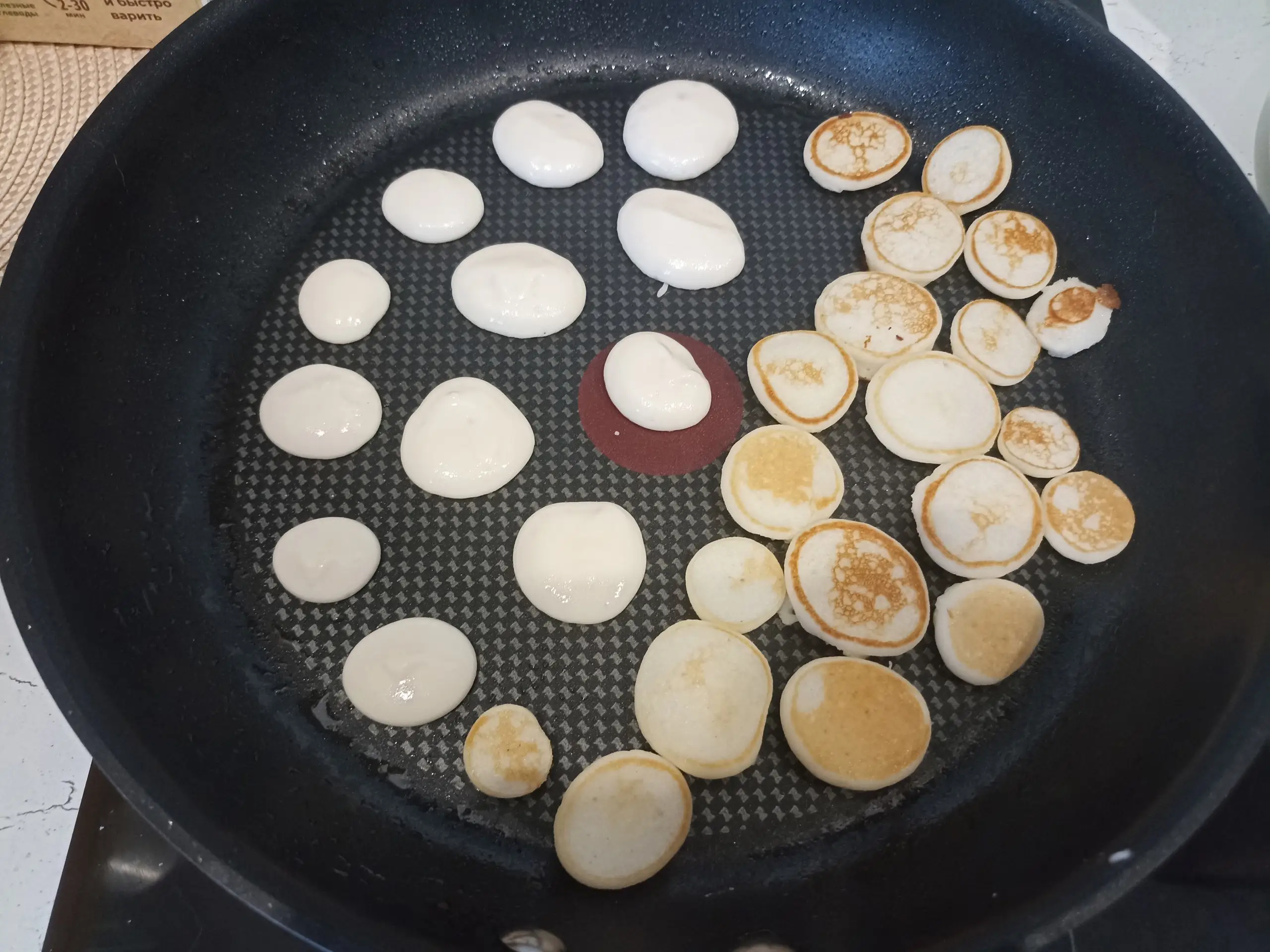 Шаг 8: Мини-панкейки на шпажках с нутеллой и клубникой