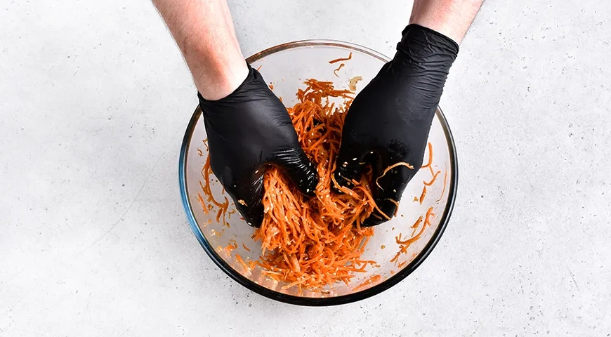 Морковь по-корейски с соевым соусом и кунжутом: шаг 8