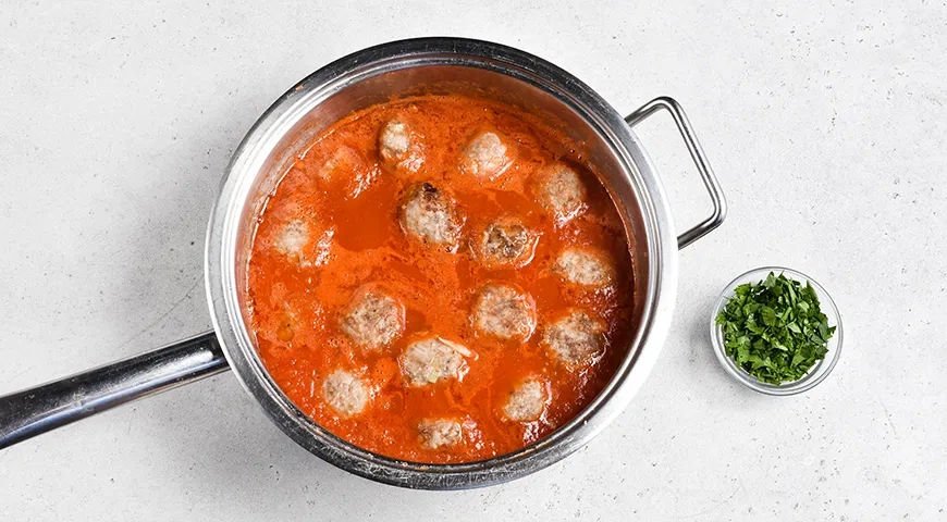 Мясные тефтели в томатном соусе: шаг 8