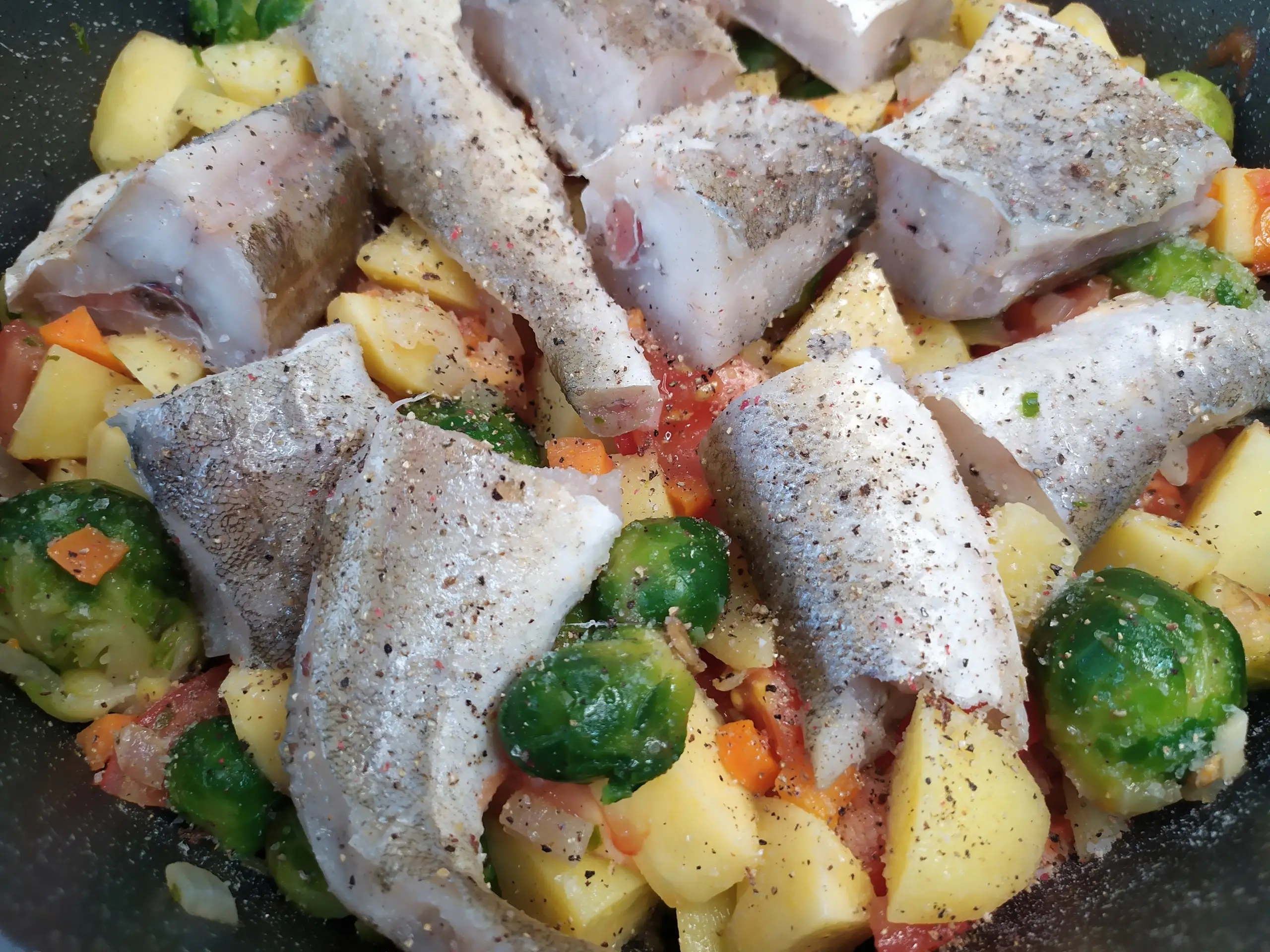 Шаг 8: Навага с картофелем и овощами