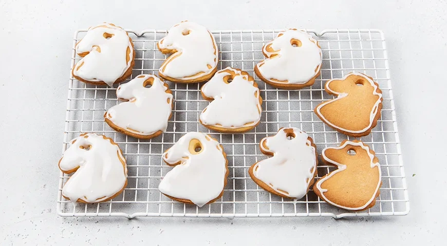 Новогоднее печенье «Лошадки» на елку: шаг 8