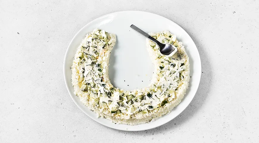 Новогодний салат «Подкова на счастье»: шаг 8