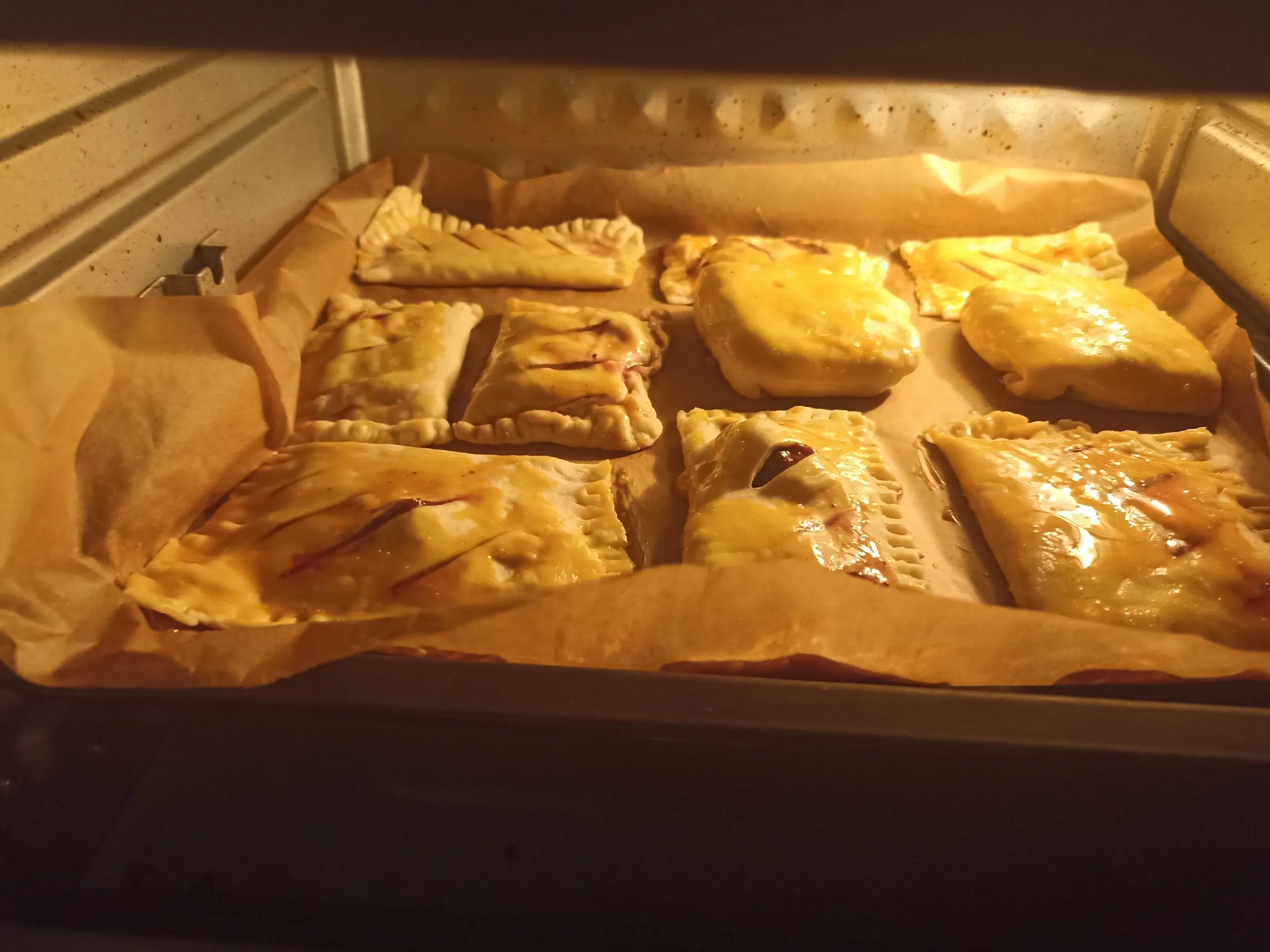 Шаг 8: Очень простые слойки из слоеного теста с вареньем