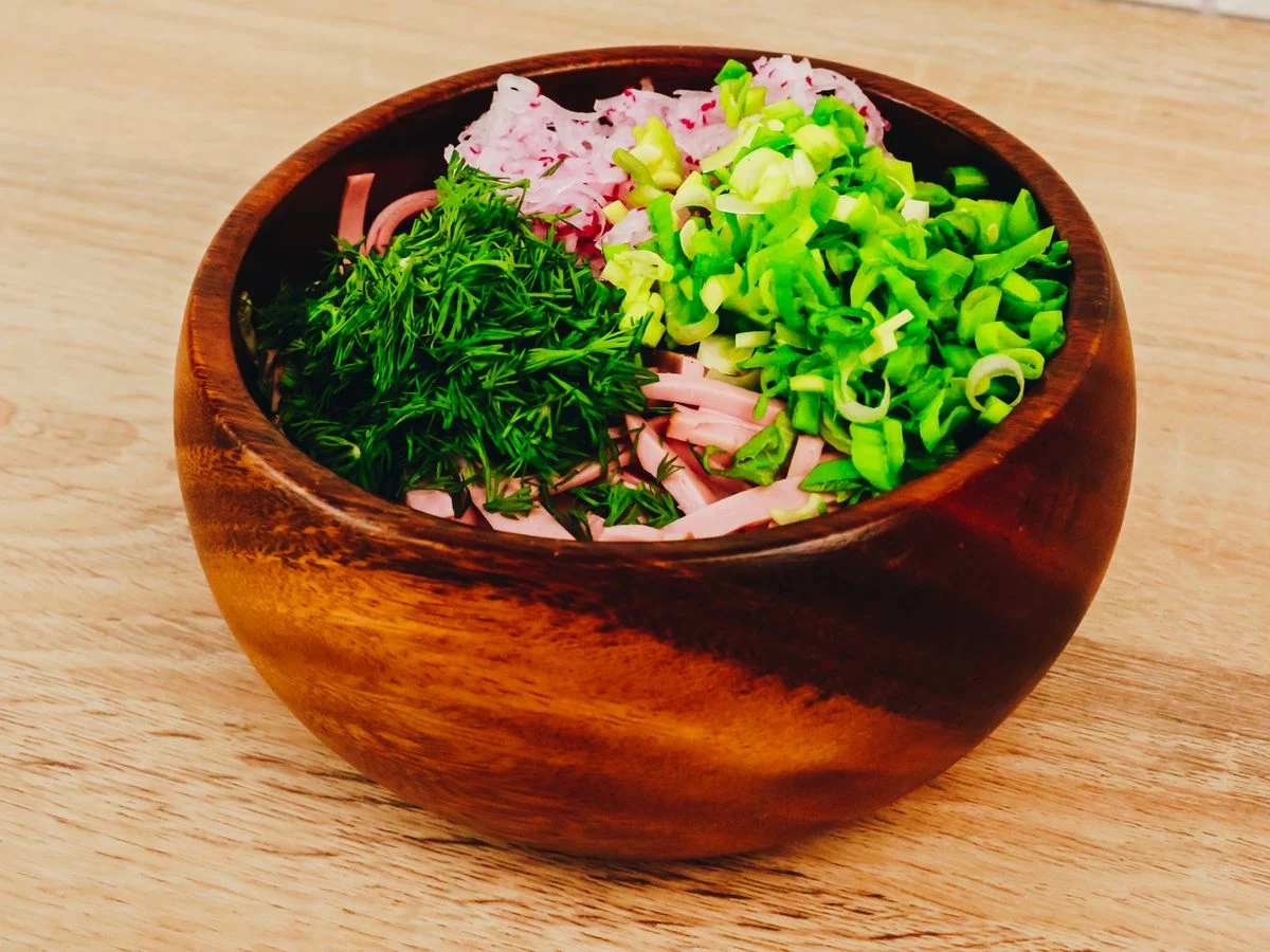 Шаг 8: Окрошка с колбасой и редисом