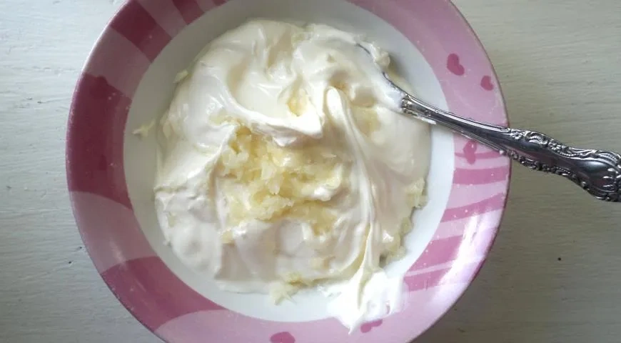 Оладьи из кабачков с соусом из сметаны: шаг 8