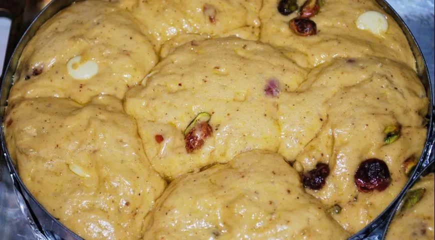 Пасхальная выпечка с вяленой вишней, шоколадом и фисташками: шаг 8