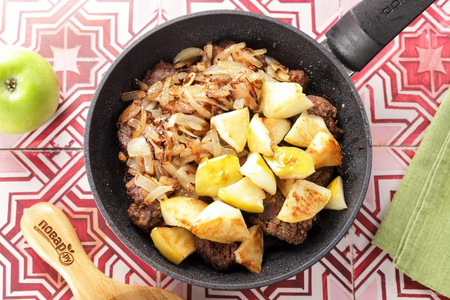 Шаг 8: Печень с луком и яблоками
