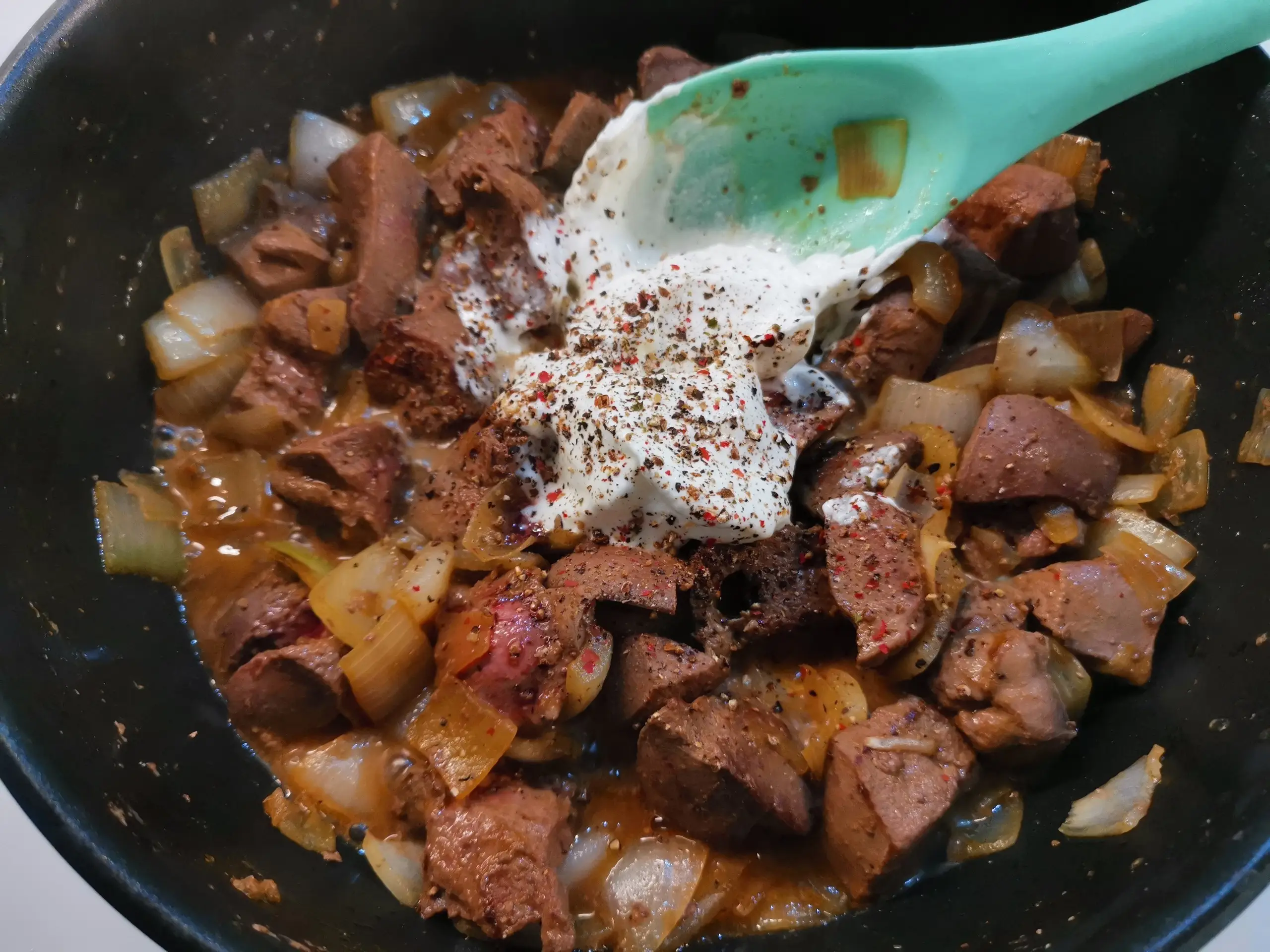 Шаг 8: Печень с луком в сметане