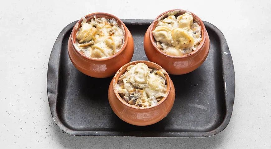 Пельмени со сметаной в горшочке: шаг 8