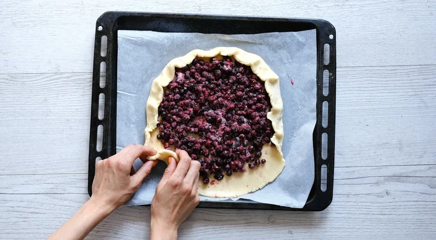 Песочный пирог с черной смородиной: шаг 8