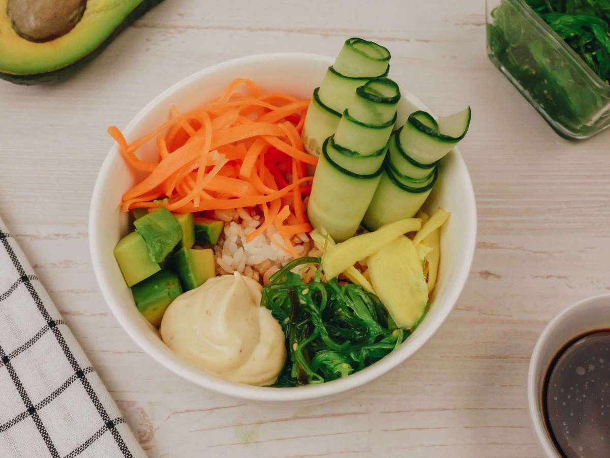 Шаг 8: Поке с креветками в соусе свит чили