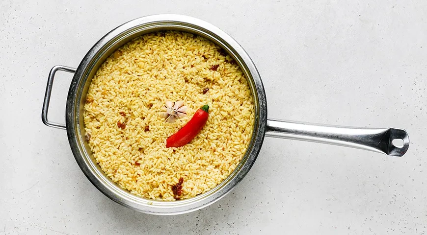 Рассыпчатый плов с курицей на сковороде: шаг 8