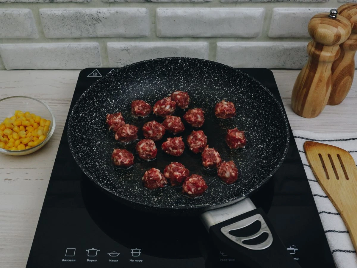 Шаг 8: Рис с фрикадельками и кукурузой