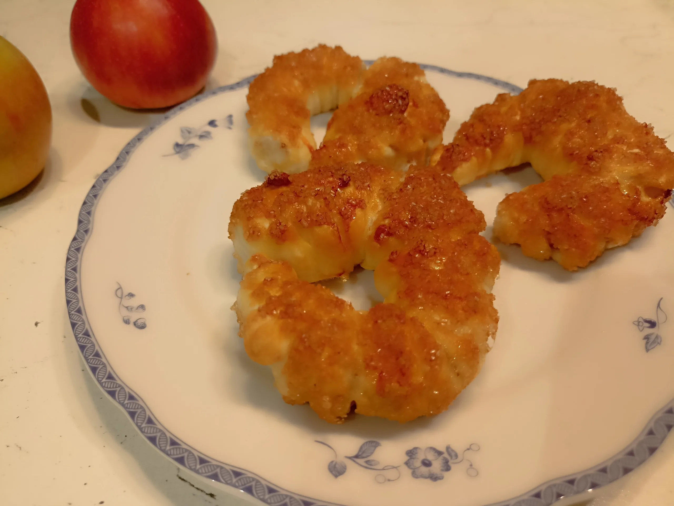 Шаг 8: Рогалики-подковки с яблоком из слоеного теста