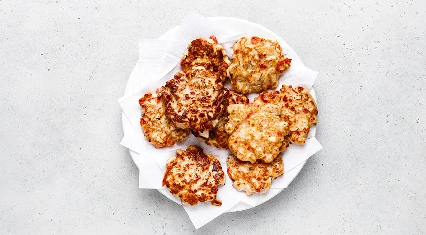 Рубленные куриные котлеты с помидорами: шаг 8