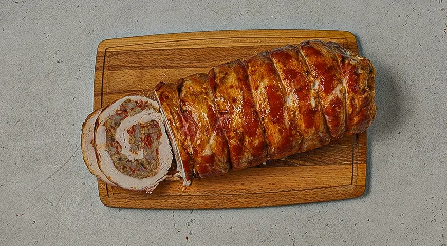 Рулет из индейки с колбасками: шаг 8
