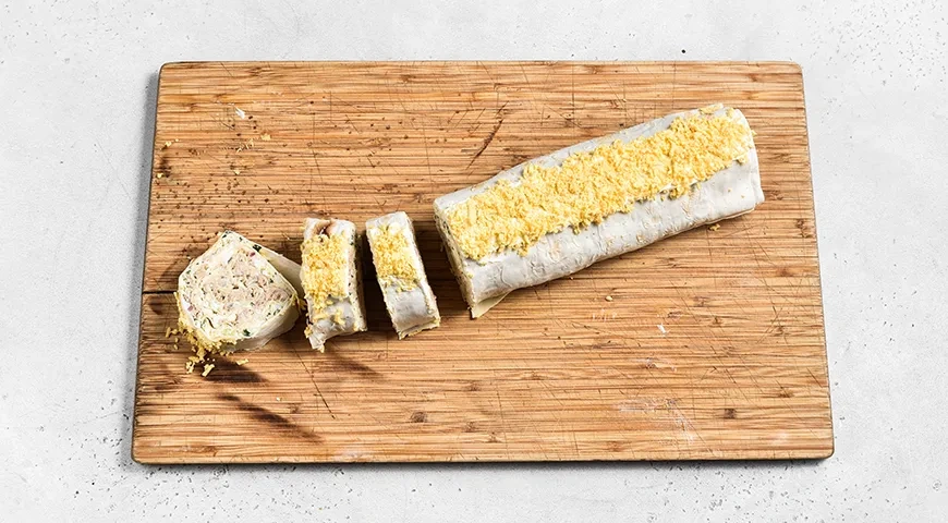 Рулет из лаваша с тунцом и яйцом: шаг 8